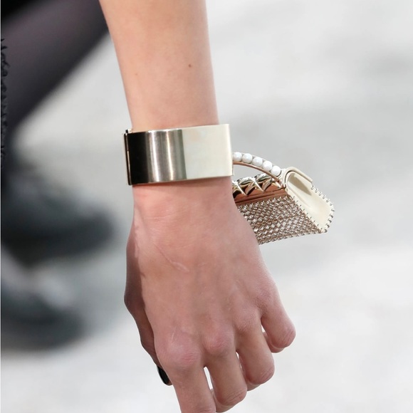 RUNWAY! Ltd Edition! Chanel Gold Metal Micro Pearl Bag Cuff - Picture 14 of 15
